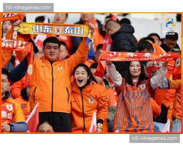 山东泰山球迷展示巨幅TIFO,致敬球队百年历史